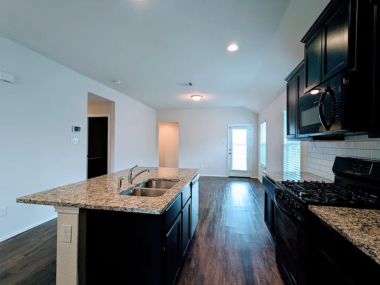 121 Dylan Dr — Photo 7