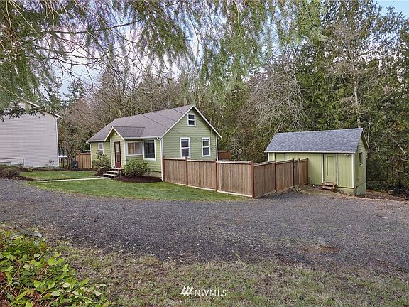 Fenced backyard and shed/shop space. Look at all that parking space!