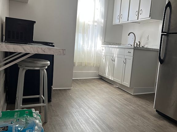 5th image of 117 Fishburne St APT B