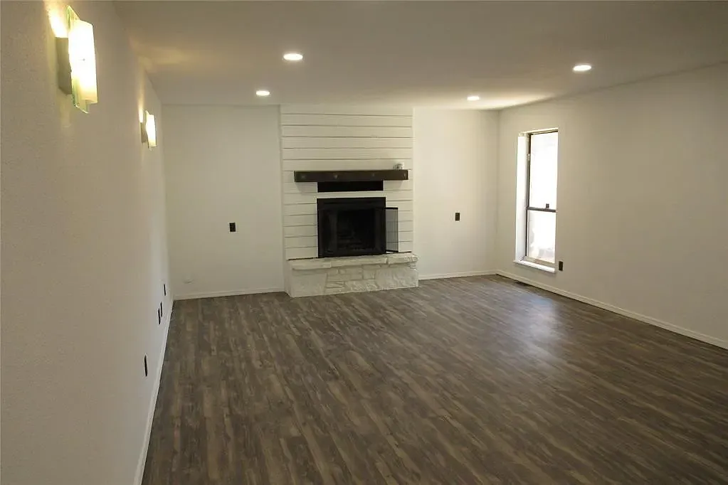 living room is very spacious! - 6208 N Harvard Ave