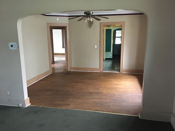 3rd image of 821 Woodbine Ave SE