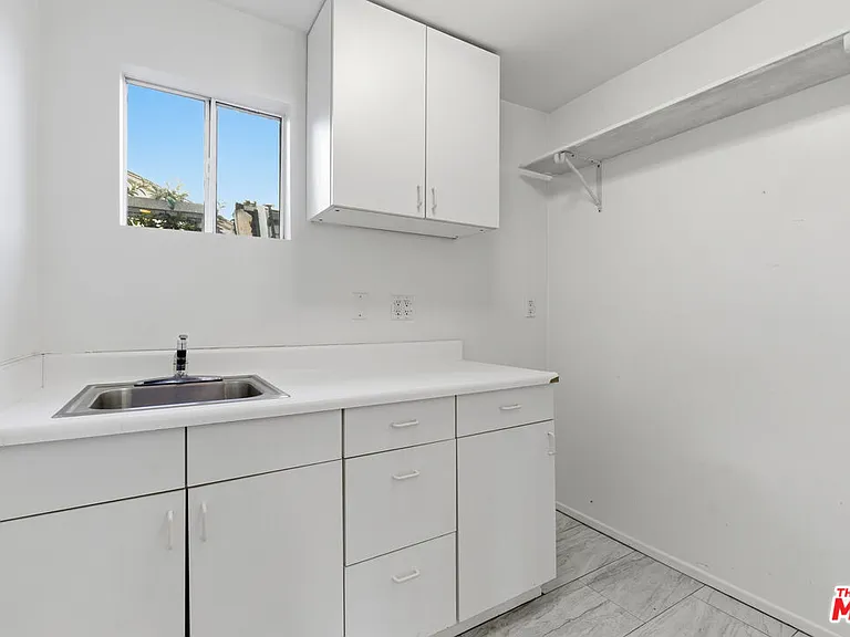 12811 Cumpston St — Photo 40