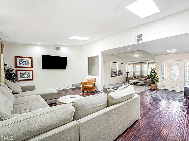 22450 Collins St — Photo 8