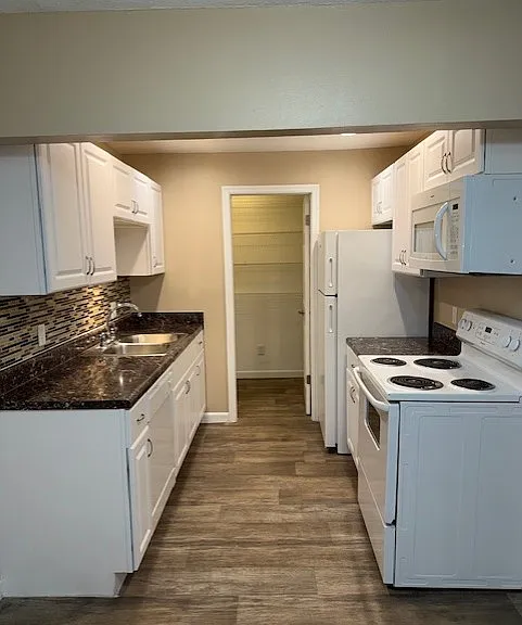 Sorrento Apartments — Photo 16