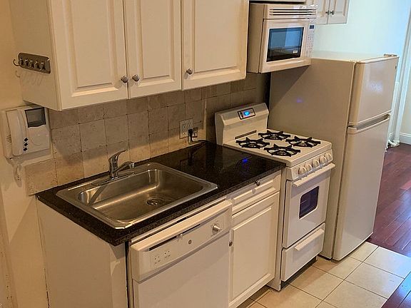 4th image of 256 E 10th St #2Z