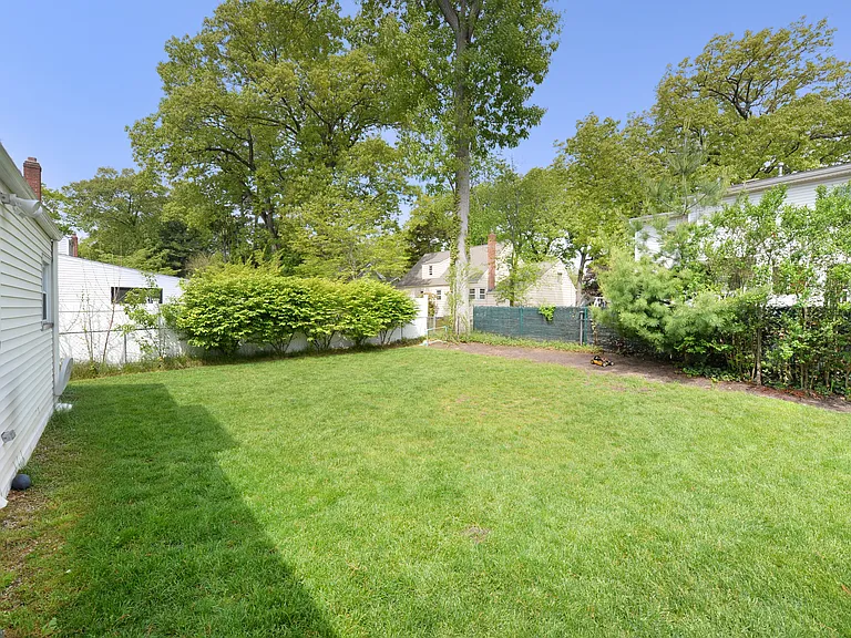 35-05 Lenox Dr — Photo 24