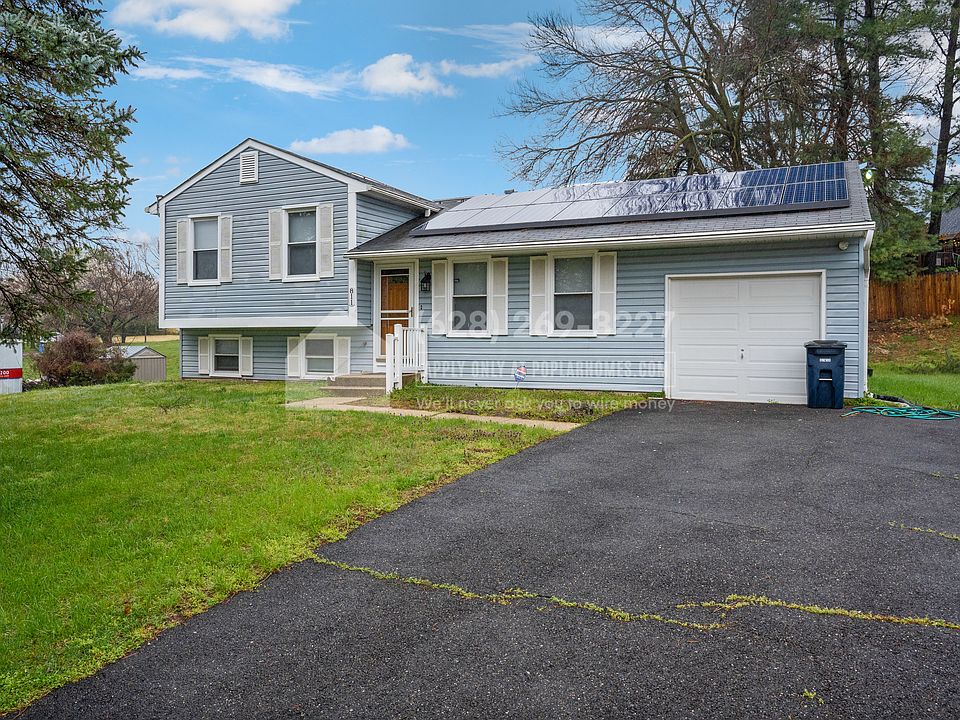 1st image of 811 Carriage House Ln