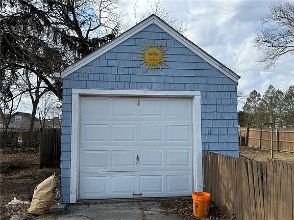 5th image of 207 Morse Ave