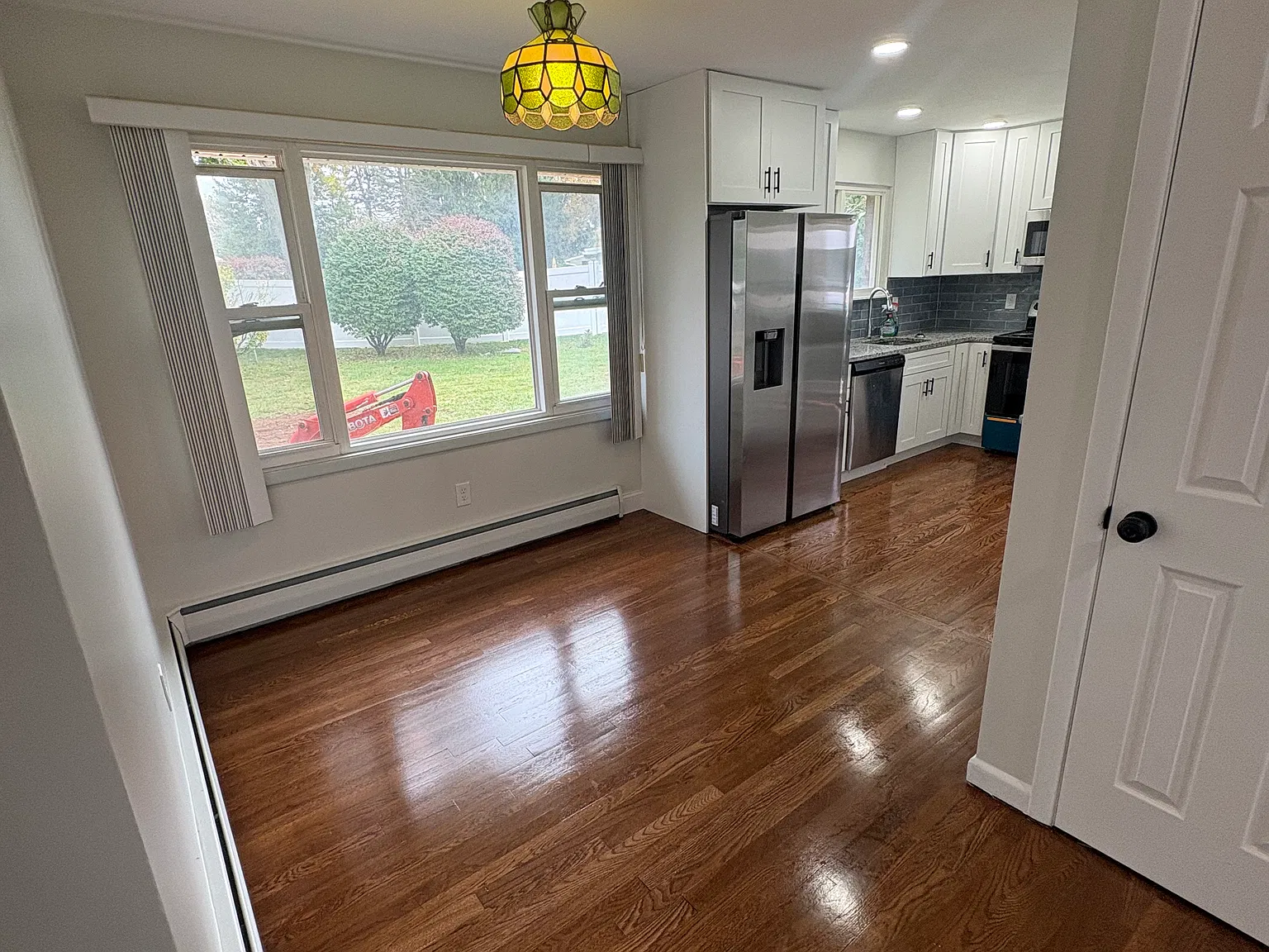 3 bed, 1.5 bath, 1000 sqft, $2,400 — Photo 2