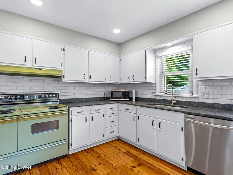 519 Leyton Ave — Photo 8