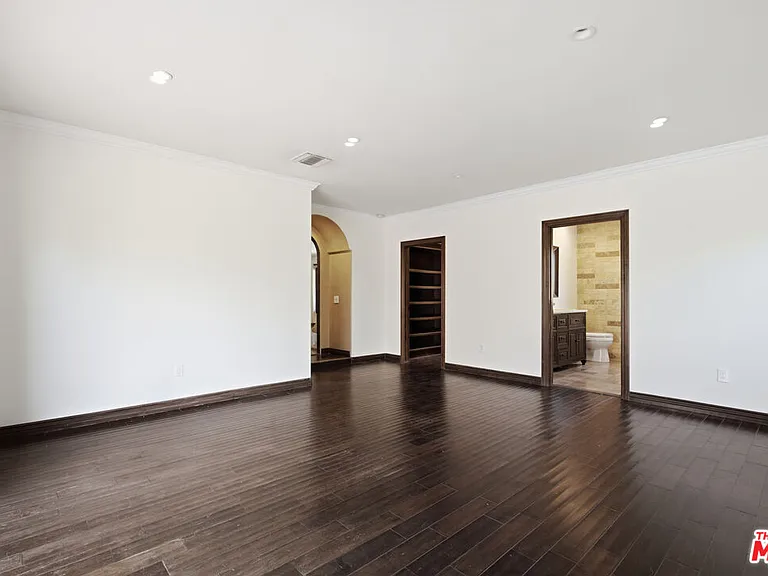 13800 Erwin St — Photo 10