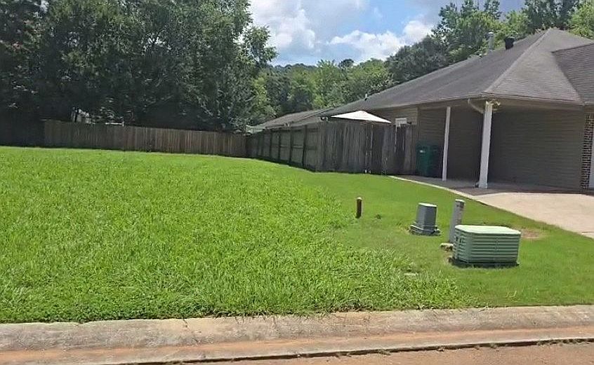 2nd image of 1809 Woodvine Ln