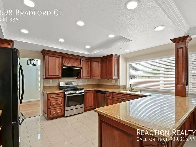 6598 Bradford Ct — Photo 3