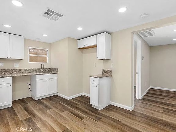 3rd image of 621 S Mistletoe Ave #1