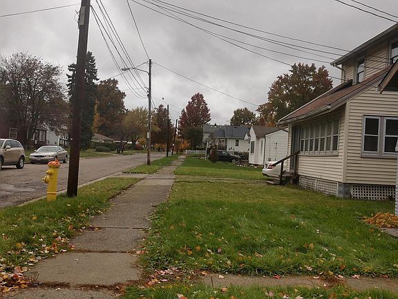 2nd image of 819 Merton Ave