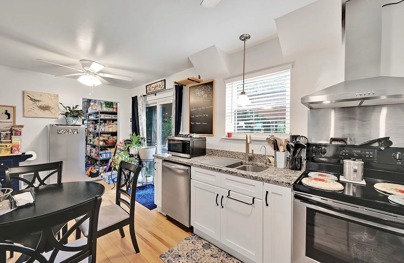 3 bed, 1.5 bath, 1060 sqft, $2,100 — Photo 4