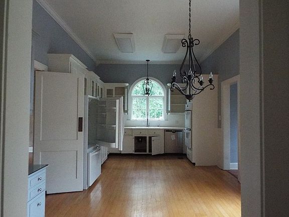 3rd image of 901 Hickory Ave