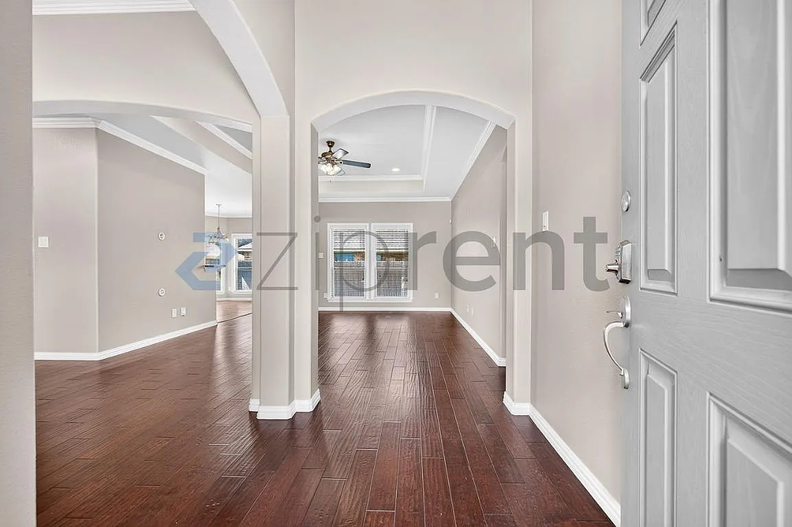 3 bed, 1717 sqft, $2,235 — Photo 2