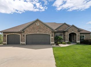 2101 Wedgewood Dr, Dubuque, IA 52002