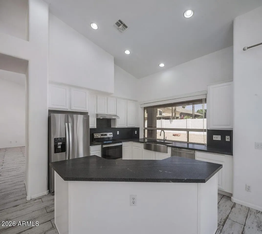 4 bed, 2660 sqft, $4,200 — Photo 3