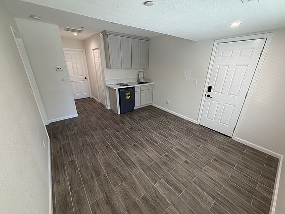 4th image of 301 Lincoln St
