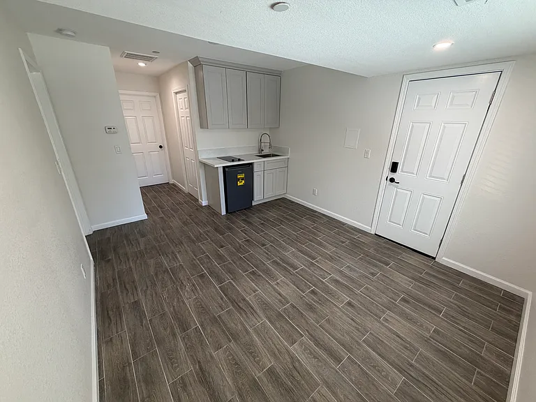 301 Lincoln St — Photo 4