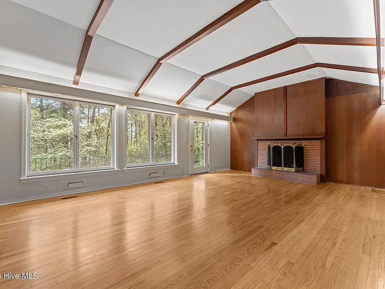 225 Arbutus Rd — Photo 9