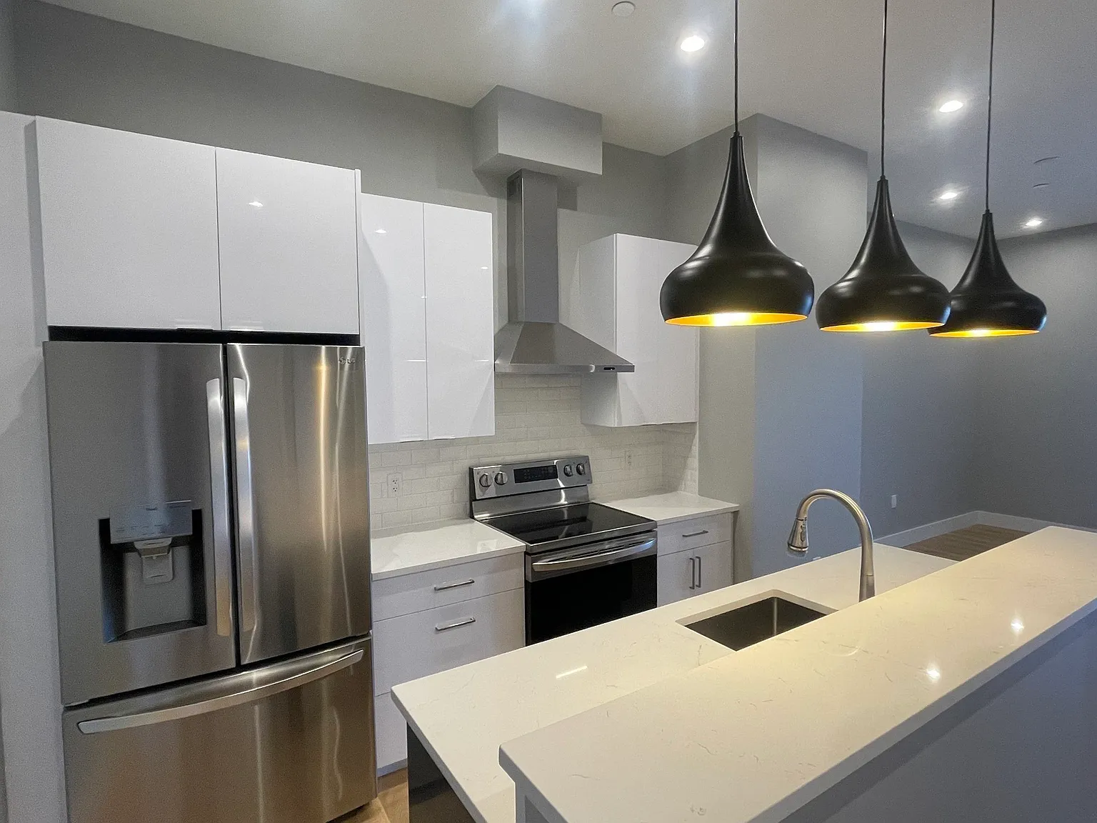 2 bed, 918 sqft, $3,695 — Photo 3