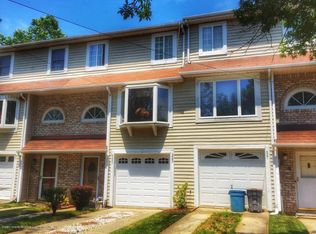 323 Lamberts Ln, Staten Island, NY 10314