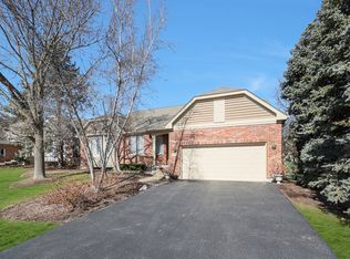 221 Course Dr, Lake In The Hills, IL 60156