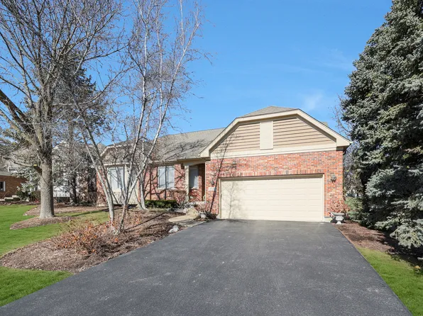 221 Course Dr, Lake In The Hills, IL 60156