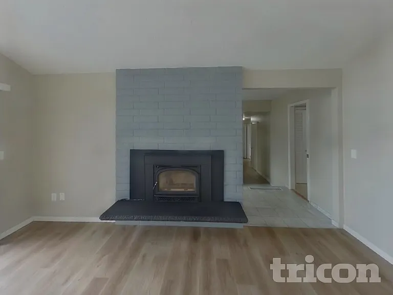4201 NE 51st St — Photo 2