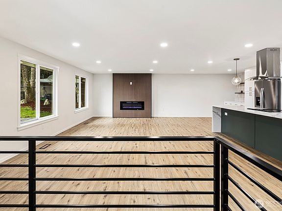 4th image of 3301 192nd Street E