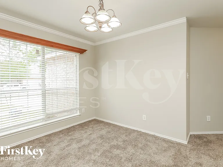 315 Donalan Dr — Photo 3