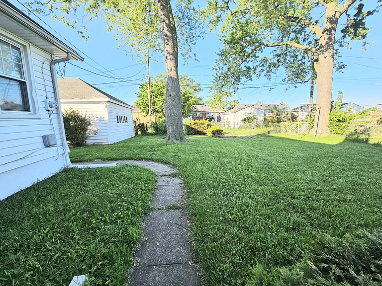 867 Farnham Ave — Photo 37