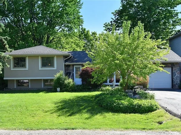 18 Dennis Ave, Hamilton, ON L9H 7G2