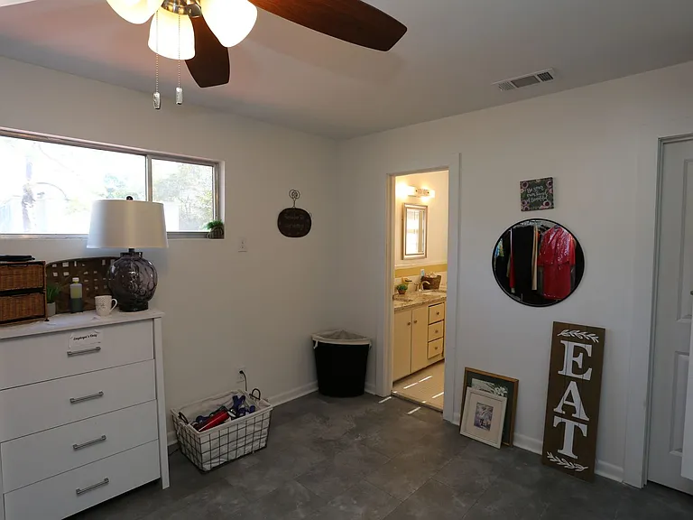 206 E Grady St — Photo 8