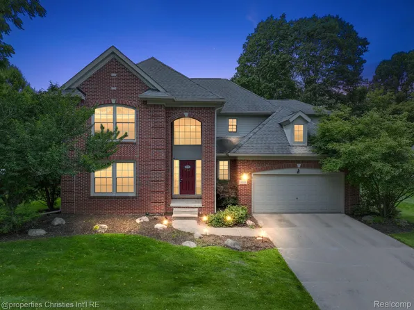 1211 Andover Dr, Wixom, MI 48393