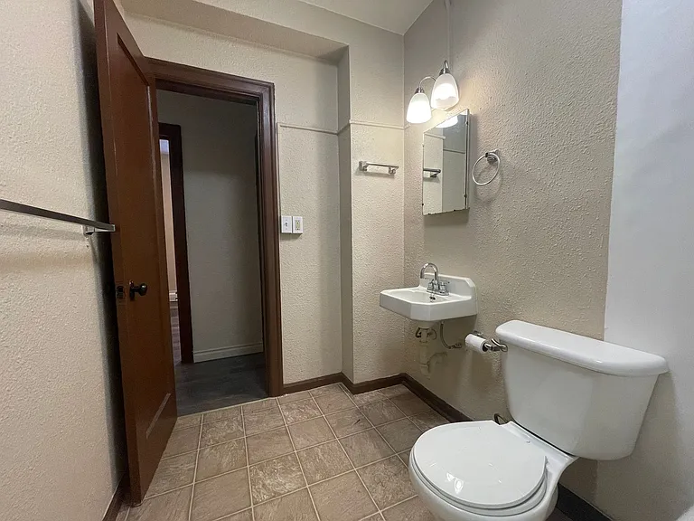 916 W Augusta Ave — Photo 4