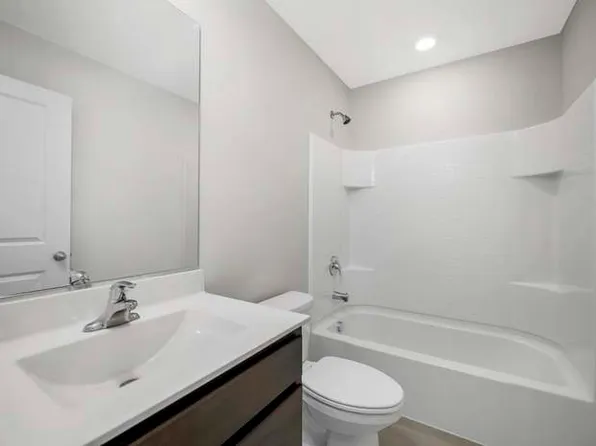 2129 Yellowstone Blvd, Mundelein, IL 60060