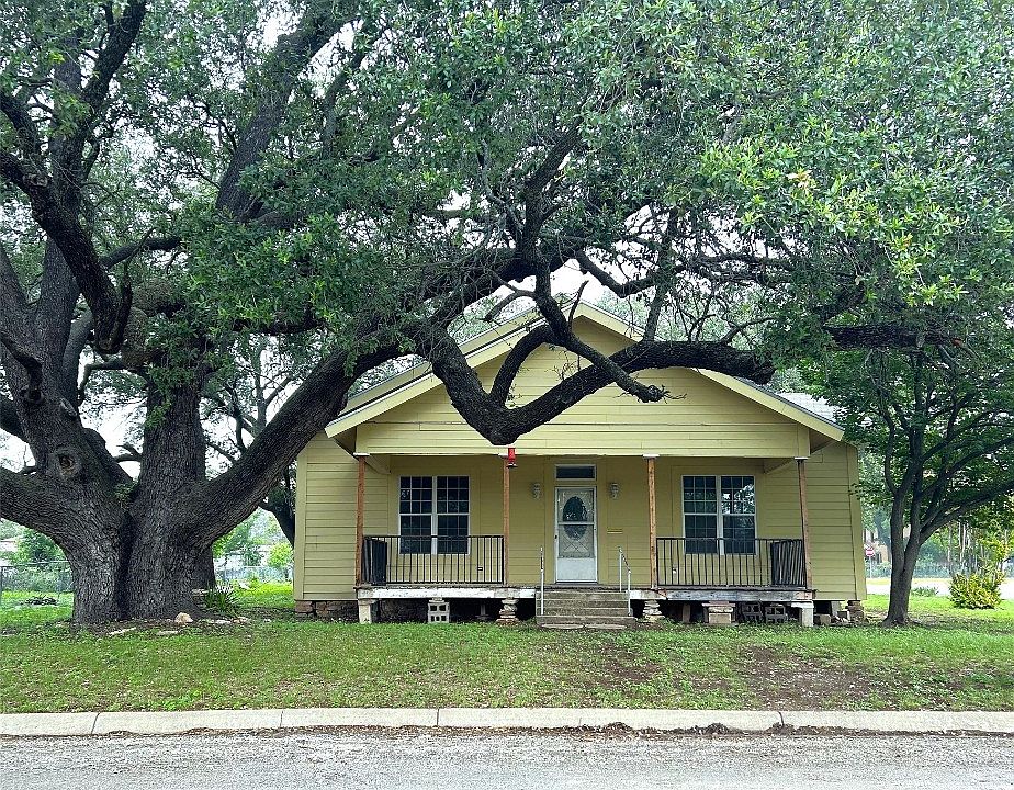 1st image of 1100 S Pecan St