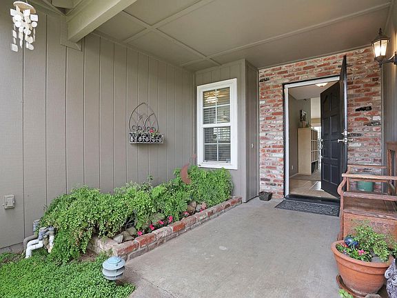 4th image of 865 Dorchester Cir