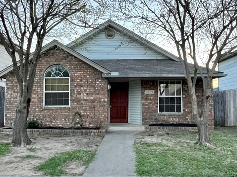 2109 Parkview Dr — Photo 1