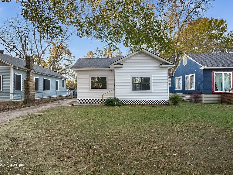 1443 W Kirby Pl — Photo 1