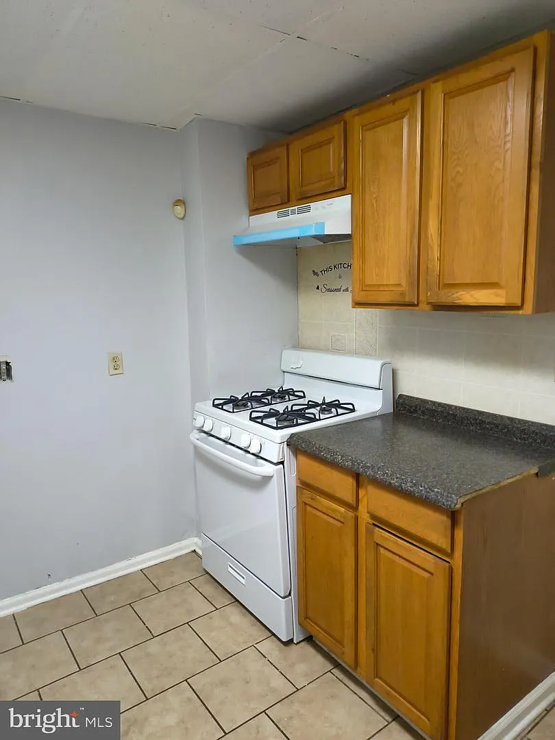 3 bed, 976 sqft, $2,100 — Photo 3