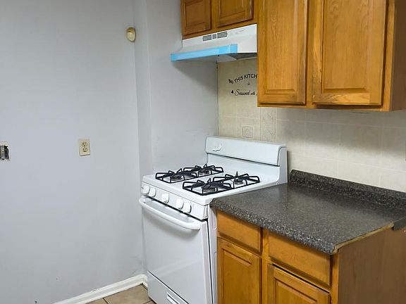 3rd image of 427 Elmer St