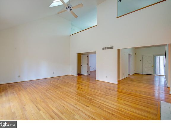 4th image of 102 Ashley Ct