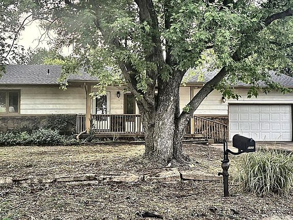 3rd image of 2820 S Custer Ave