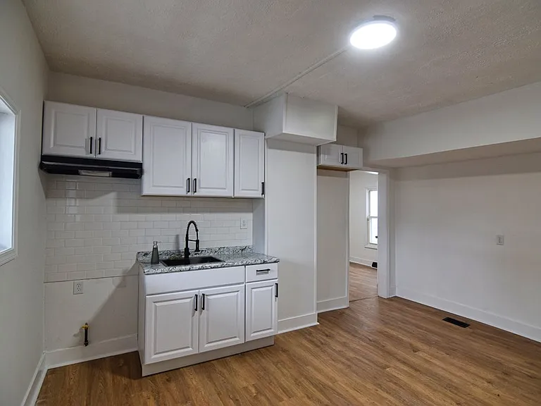 305 Hone Ave — Photo 6