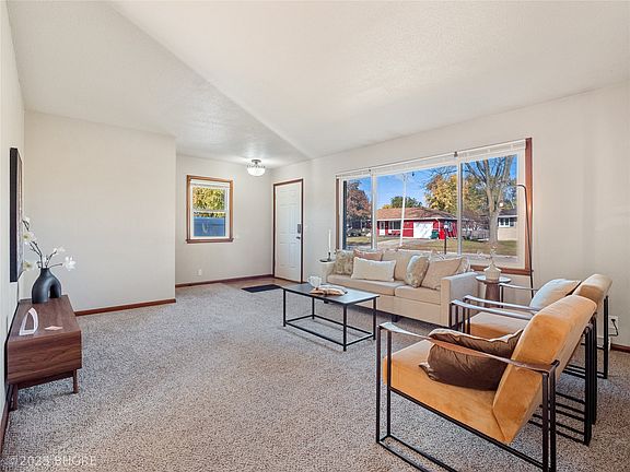 5th image of 501 SE Lawrence Dr